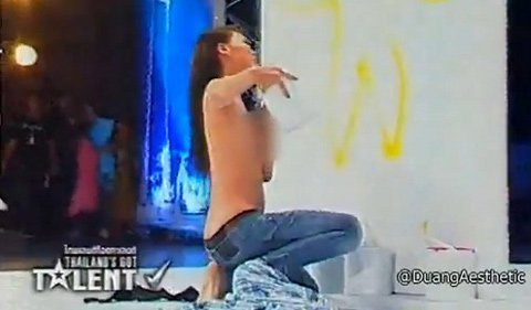 10 clip 'nóng': Cô gái dùng ngực trần vẽ tranh