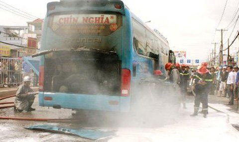 Xe khách bốc cháy, 40 hành khách hoảng loạn