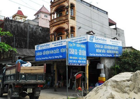 Làng triệu phú… 'ăn dỗ trẻ con'