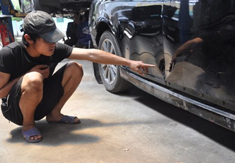 Xe Lexus của Phó giám đốc bị cài thuốc nổ