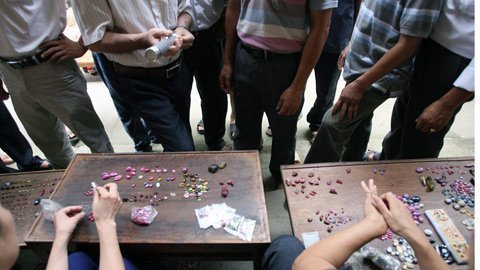 Đá quý bày bán như rau, cỏ ở chợ cóc