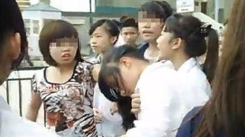 Bỗng nhiên bị đánh...