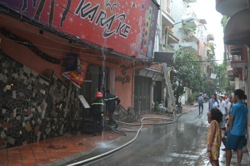 Hà Nội: Cháy lớn tại quán karaoke