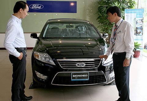 Phí trước bạ 'khủng': DN khóc, khách vẫn cười