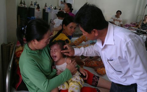 Bé 3 tuổi nghi bị bạo hành nghiêm trọng