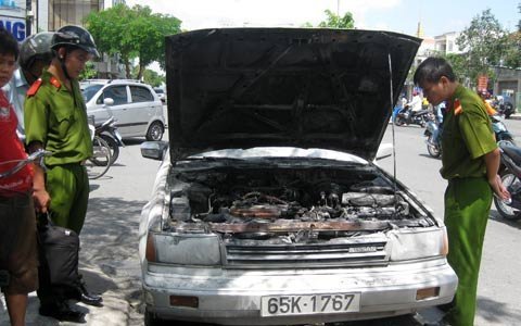 Xe ô tô 4 chỗ bốc cháy giữa phố