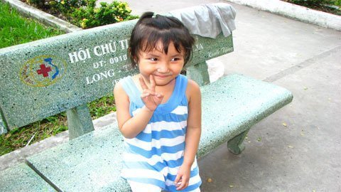 Hai con nằm 2 viện cha mẹ nợ nần chồng chất