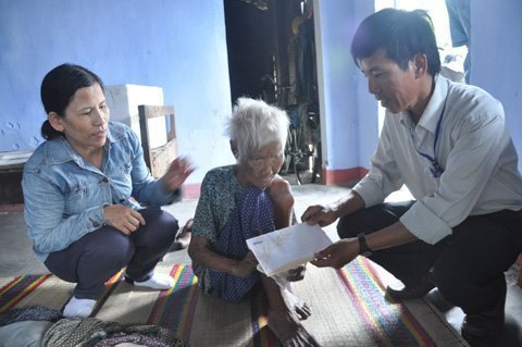Trao tiền giúp đỡ hai cụ già không nơi nương tựa ở Quảng Nam