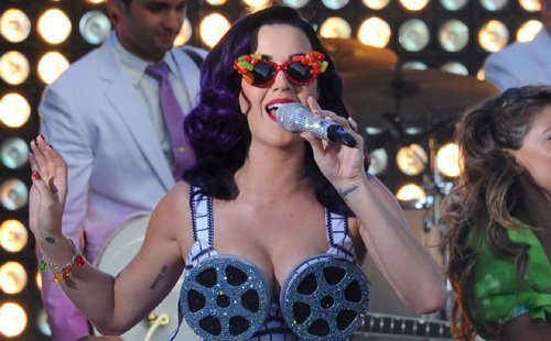Katy Perry biểu diễn với phục trang kỳ quái