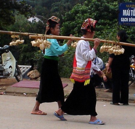 Ly kỳ đêm chọc gầm nhà sàn… tìm vợ