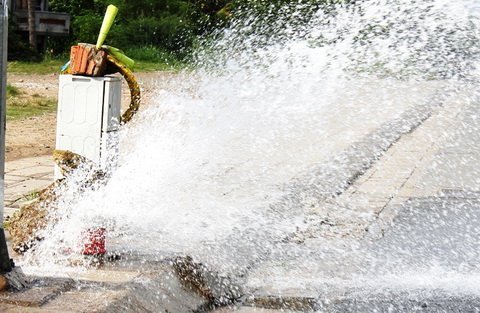 Đường thành sông vì bể trụ nước