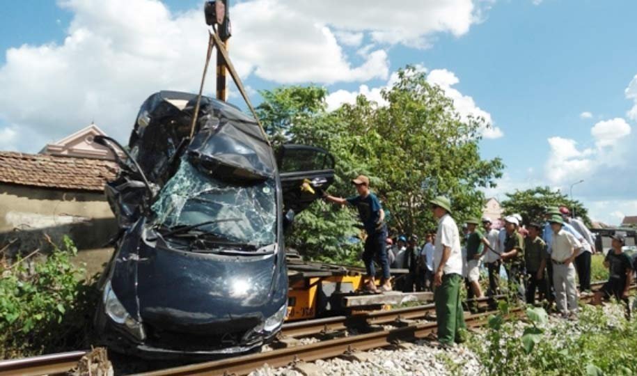 Tàu hỏa đâm bẹp dúm ô tô, 1 người tử vong