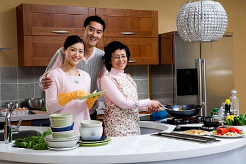Khó tin mẹ chồng thương con dâu như con gái
