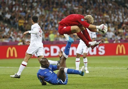 Những hình ảnh khó đỡ của Balotelli ở Euro 2012 (P2)