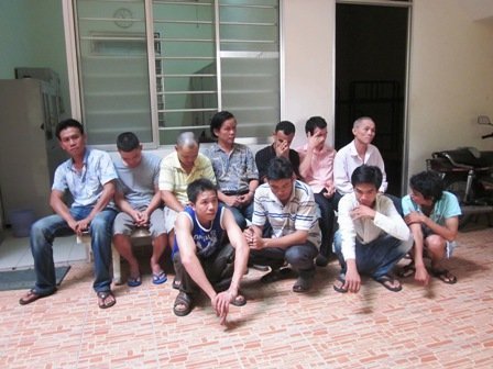 Xóa sổ 2 ổ cá độ bóng đá, tạm giữ 17 người