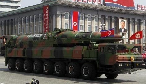 Bình Nhưỡng khoe tên lửa giả và xe nhập lậu?