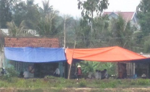 Sát hại vợ con rồi tự vẫn, vì thua cá độ?