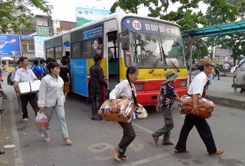 Nhộn nhịp đổ về Hà Nội thi Đại học