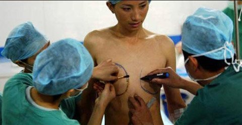 Xem chàng trai tháo bỏ nam tính để thành nữ
