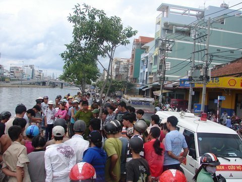 TP.HCM: Nam thanh niên lao mình xuống kênh tự tử