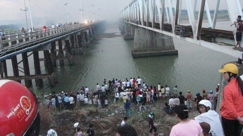 Một trung úy nhảy cầu tự tử