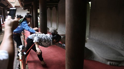 'Cụ' rùa lại bị sĩ tử sờ, vuốt