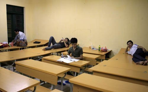 Chùm ảnh: Ngủ đêm tại phòng thi