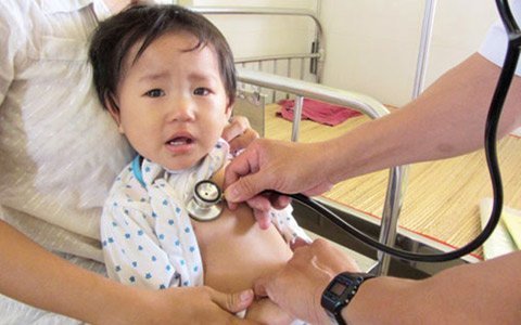 Bé gái 3 tuổi 5 lần mổ hụt tim vì thiếu tiền