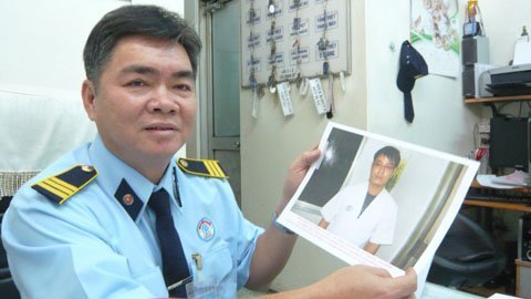 Giả bác sĩ, công an vào bệnh viện lừa đảo