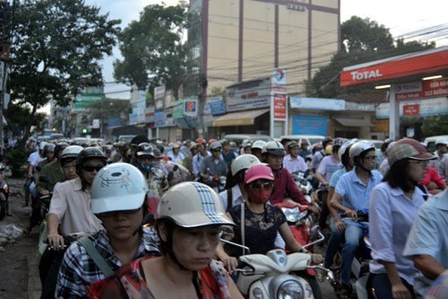 Hà Nội: 2 xe máy đối đầu, 3 người thương vong