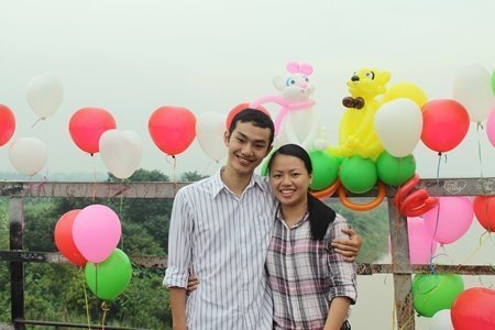 Màn cầu hôn ngập tràn bóng bay trên cầu Long Biên