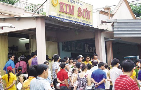 Xôn xao vàng giả, công nhân vây tiệm vàng