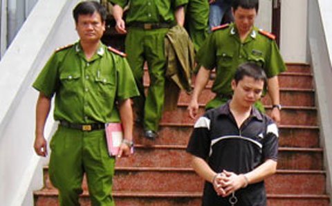 Hãm hiếp bé gái rồi bỏ trốn 5 năm