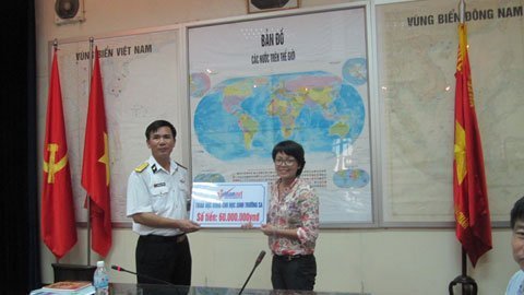 VietNamNet tặng học bổng dấu ấn cho học sinh ở Trường Sa