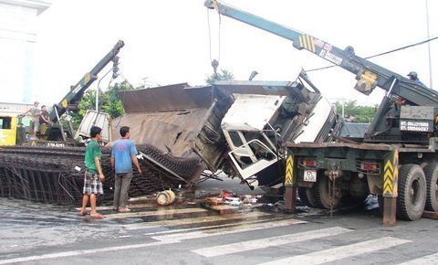 Xe tải tông nhau, hàng chục người thoát chết