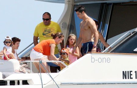 CR7 đi xả hơi cùng bồ và quý tử