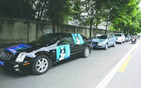 Huy động cả đội xe sang tìm… chó lạc