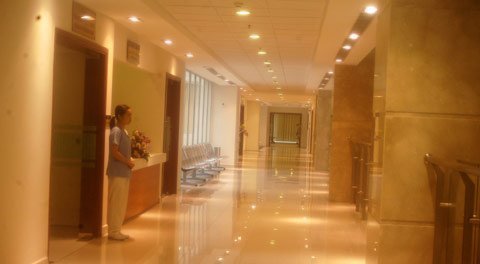 Bác sỹ cũng ra nước ngoài chữa bệnh!