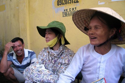 Cụ bà 75 tuổi 3 lần vào Nam ra Bắc đưa cháu đi thi