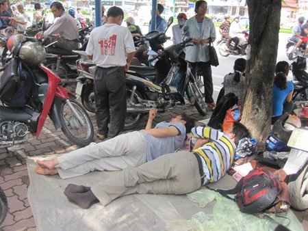 Vật vã chờ con ngoài phòng thi như... phụ huynh