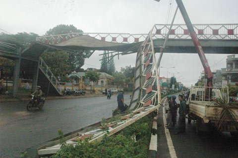 Xe ben kéo sập cầu vượt, 3 người thương nặng