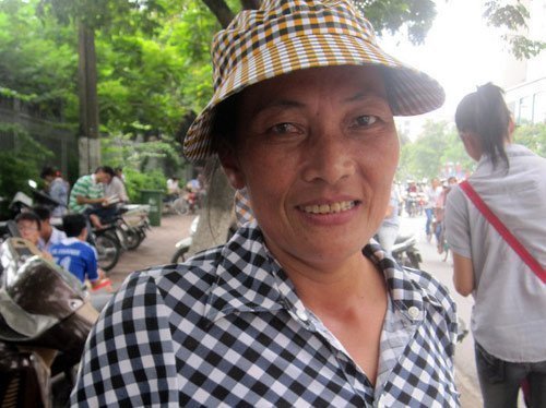 Người mẹ nuốt nước mắt đưa con đi thi