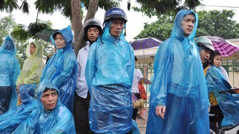 Nóng trong ngày: Sĩ tử vào cuộc, cha mẹ chực chờ