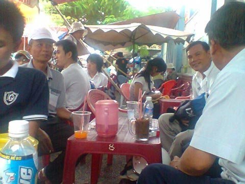 Cơm bụi, trà đá đua nhau tăng giá ngày thi