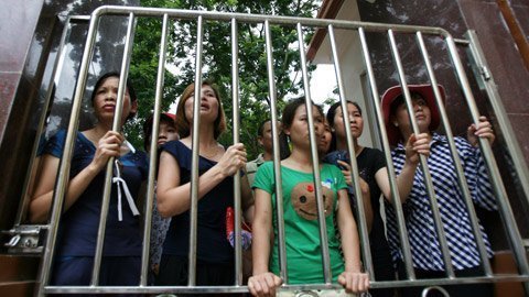 Nộp điện thoại cho giám thị bị đình chỉ thi