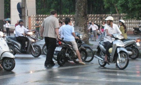 Giật mình đằng sau hình ảnh ông Tây phân làn