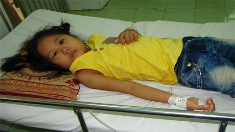 Hơn 30 triệu đồng bạn đọc ủng hộ bé gái bị ong đốt