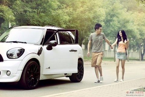 Nam thanh nữ tú bên xế xinh