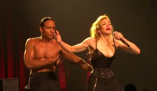 Rùng mình xem Madonna bó eo trên sân khấu