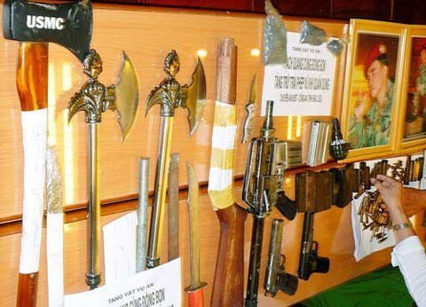 Thua độ, dùng súng trấn lột trường gà